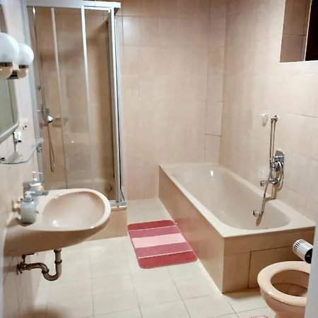 شقة Mit Parkplatz Und Kueche Fuer 1 Bis 5 Personen